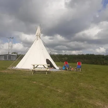 Hawk'S View Tipi At Higher Hawksland Farm Saint Issey Exterior photo