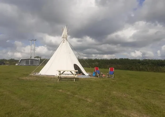 Hawk\'S View Tipi At Higher Hawksland Farm